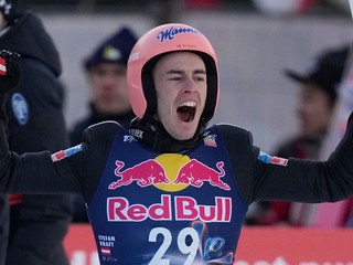 Rakúsky skokan na lyžiach Stefan Kraft získal zlatú medailu v letoch.