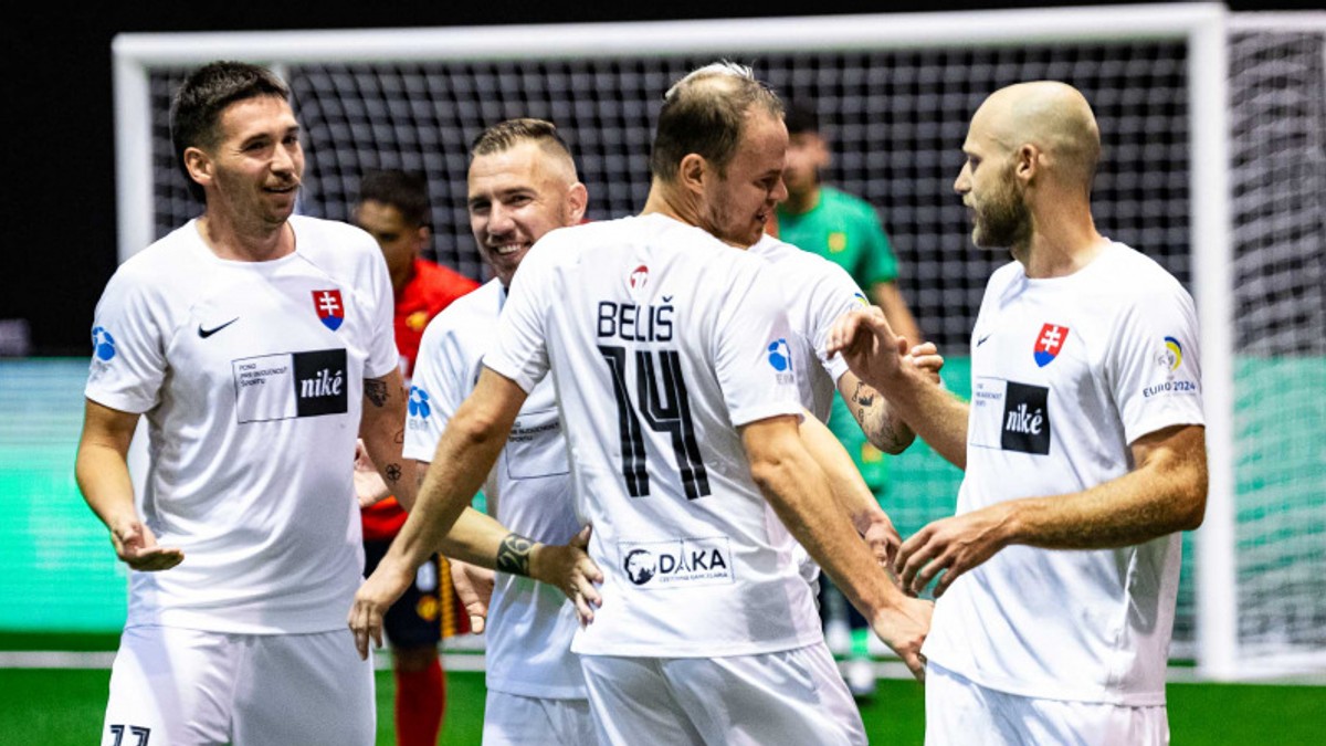 Erik Jendrišek (druhý zľava) sa so spoluhráčmi teší po strelenom góle v zápase Slovensko - Španielsko v skupine C na ME v malom futbale 2024.