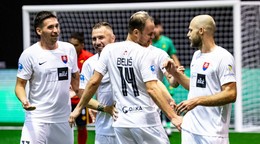 Erik Jendrišek (druhý zľava) sa so spoluhráčmi teší po strelenom góle v zápase Slovensko - Španielsko v skupine C na ME v malom futbale 2024.