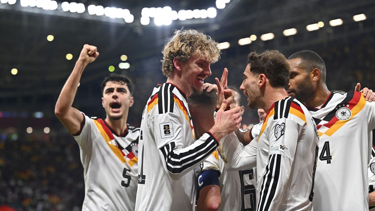 Zľava Nick Woltemade (Nemecko) sa teší z gólu so spoluhráčmi počas zápasu A- skupiny európskej časti kvalifikácie MS2026 Nemecko - Slovensko.