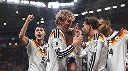 Zľava Nick Woltemade (Nemecko) sa teší z gólu so spoluhráčmi počas zápasu A- skupiny európskej časti kvalifikácie MS2026 Nemecko - Slovensko.