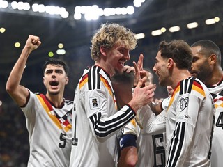 Zľava Nick Woltemade (Nemecko) sa teší z gólu so spoluhráčmi počas zápasu A- skupiny európskej časti kvalifikácie MS2026 Nemecko - Slovensko.