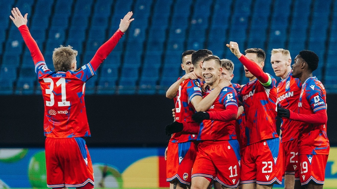 Hráči FC Viktoria Plzeň sa radujú z gólu