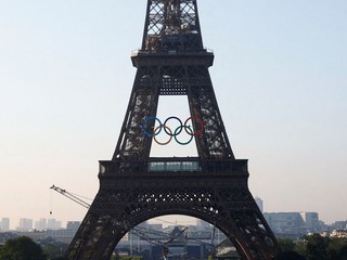 Olympijské kruhy na Eiffelovej veži v Paríži