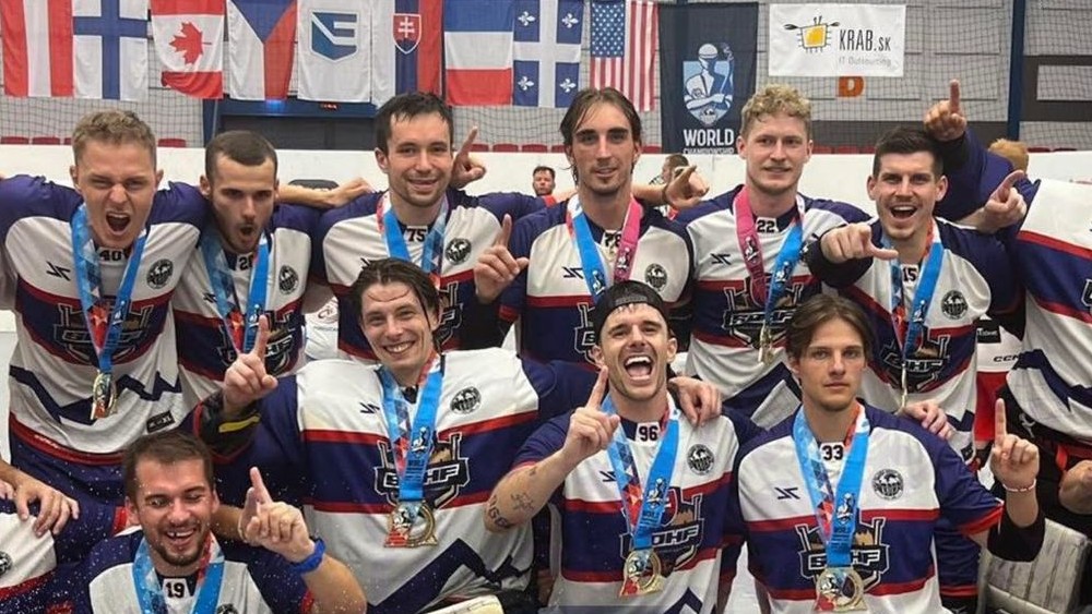 外国人のホッケー選手も祝われます。 Slovaksは、ホッケーボール3×3の世界チャンピオンです