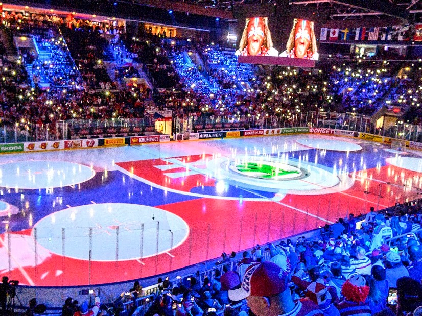Pomoc v núdzi sa Slovákom môže vyplatiť, tvrdí český hokejový komentátor