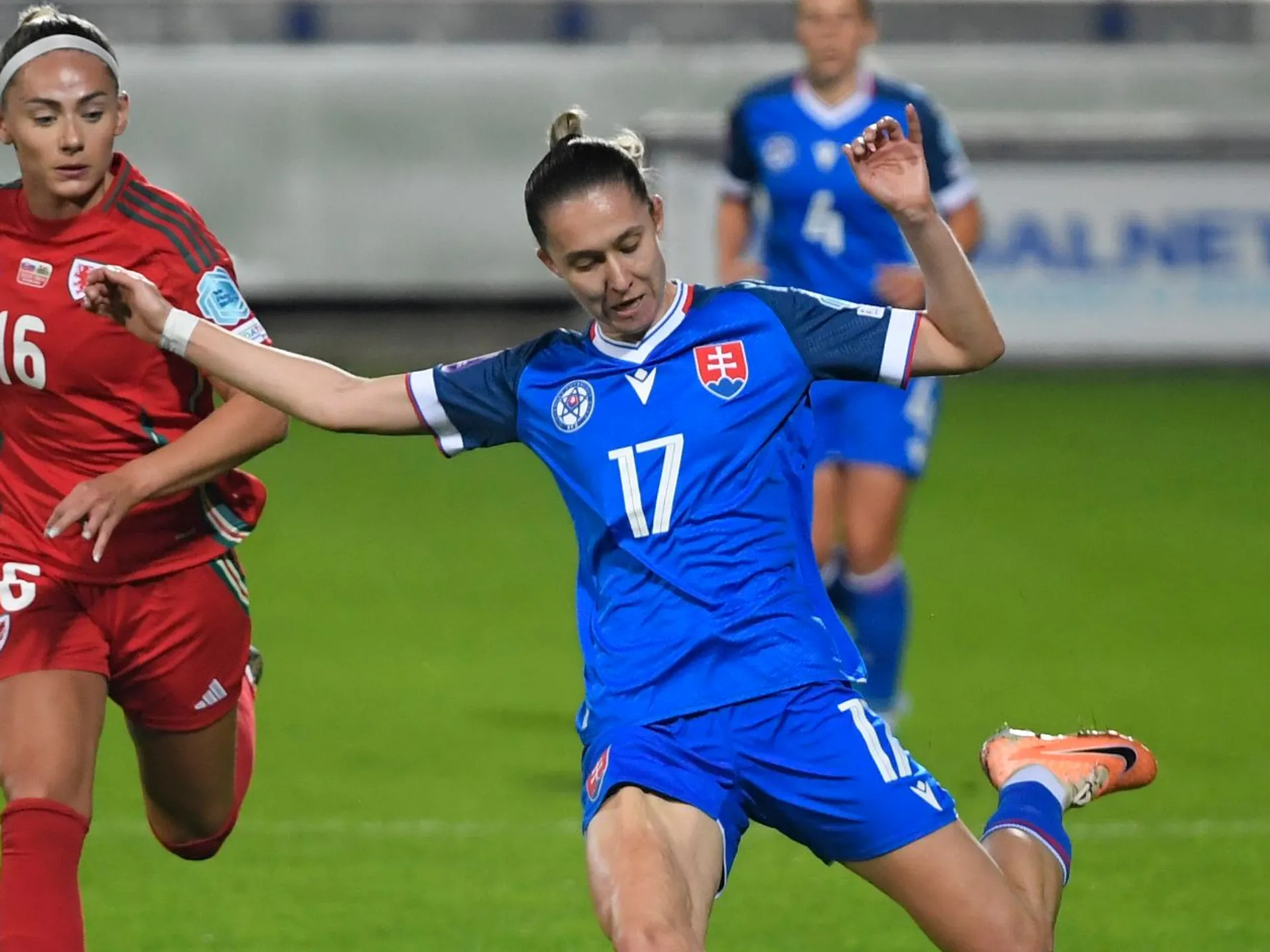 Na snímke sprava Mária Mikolajová (Slovensko) a Charlotte Estcourtová (Wales) bojujú o loptu počas prvého zápasu prvého kola play off o postup na budúcoročné ME vo futbale žien Slovensko - Wales v Poprade 25. októbra 2024. 
