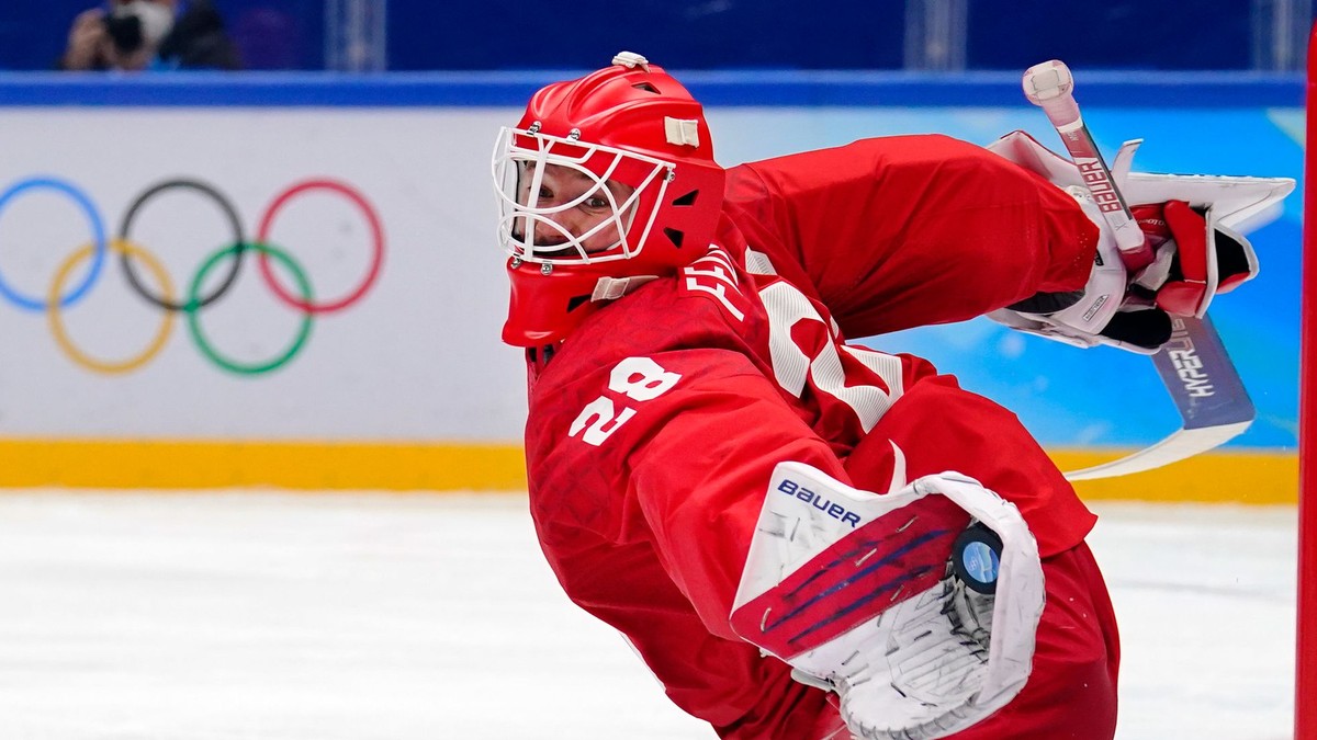 Rusi nerešpektujú už ani IIHF. Brankár, ktorého uväznili, chytá napriek zákazu