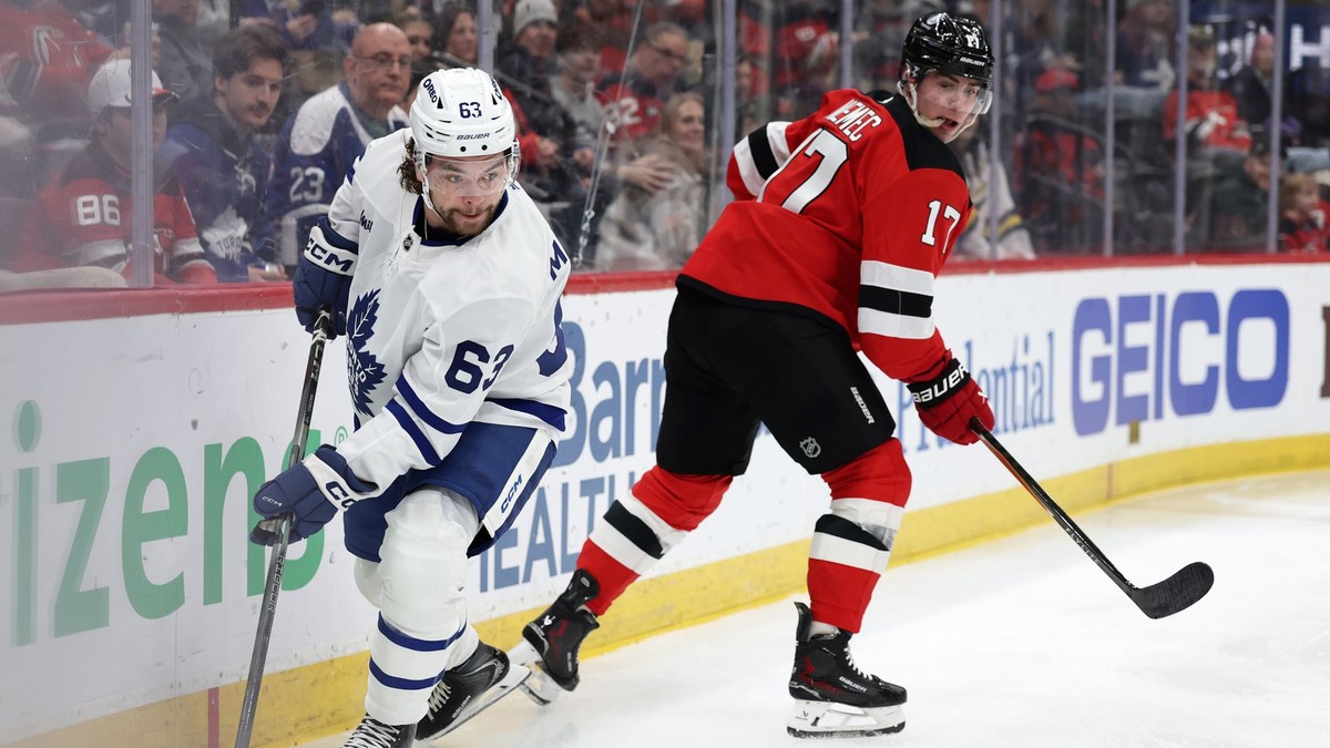 Hráč Toronto Maple Leafs Matias Maccelli a Šimon Nemec z New Jersey Devils.