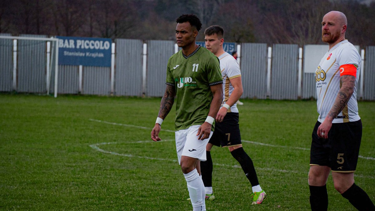 Carlos David Mena Jimenez v drese FK Gerlachov.