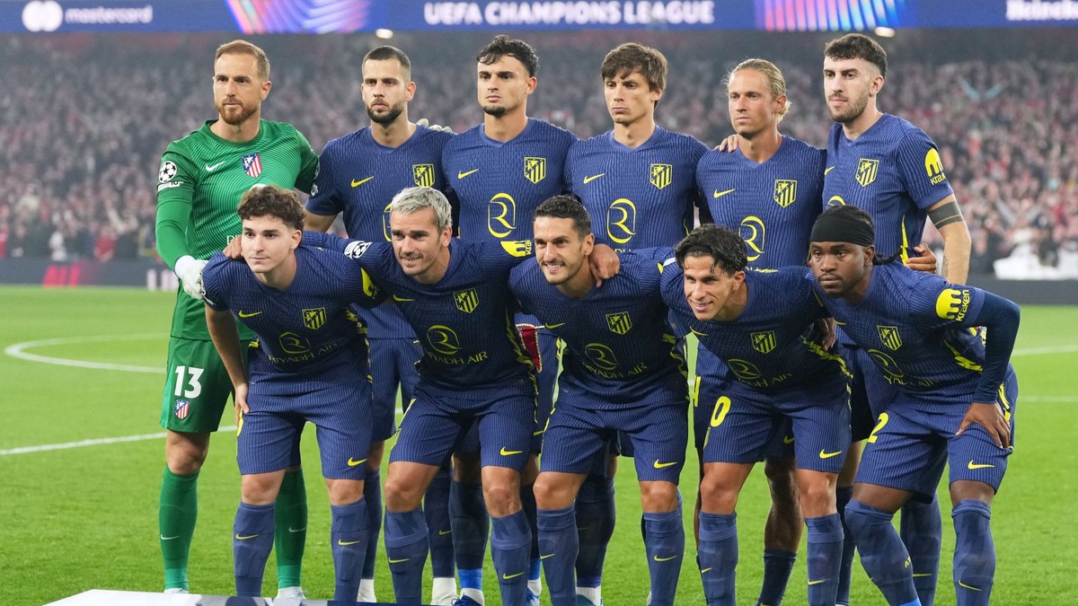 Na snímke základná jedenástka hráčov Atlética Madrid pózuje pred odvetou semifinále Ligy majstrov FC Arsenal - Atlético.