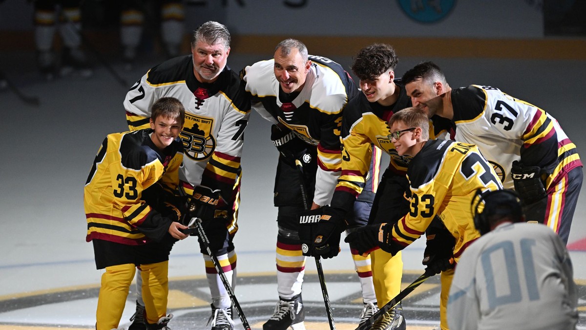 Zľava Ray Bourque, Zdeno Chára a Patrice Bergeron počas čestného buly rozlúčkového zápasu.