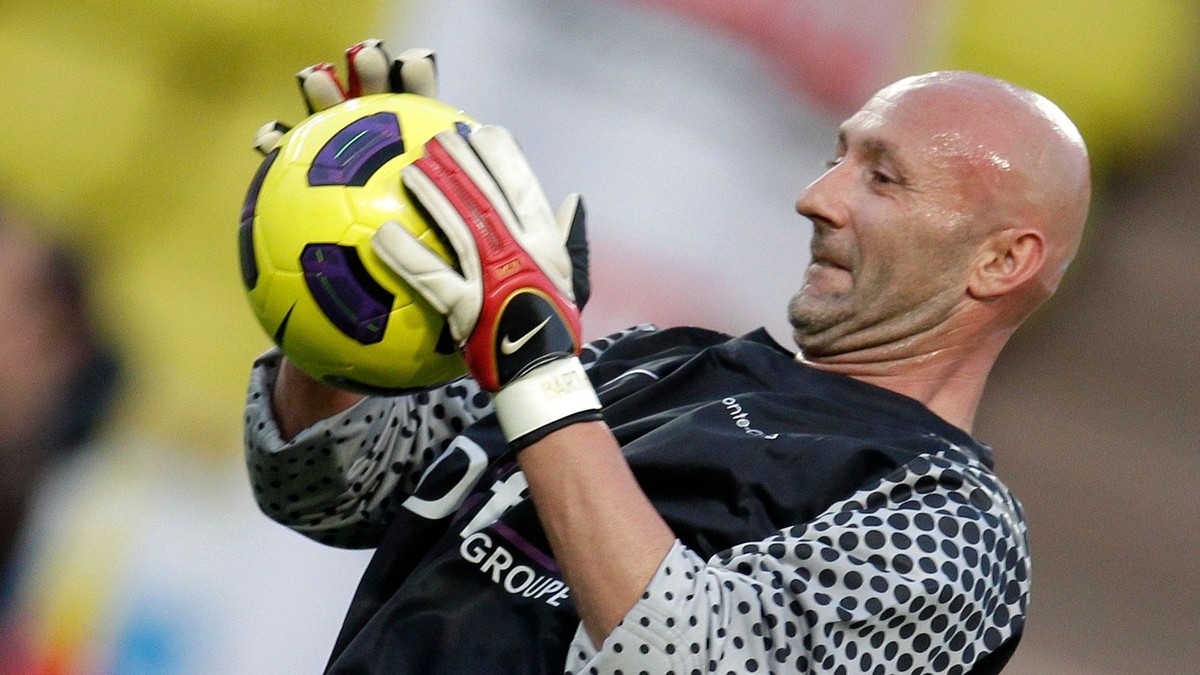 Brankár Fabien Barthez v charitatívnom zápase.