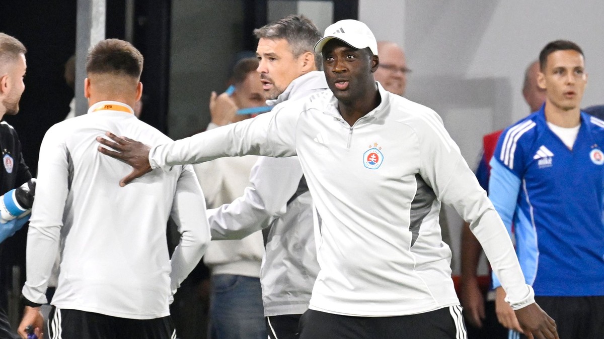 Na snímke tréner ŠK Slovan Yaya Touré v stretnutí 8. kola futbalovej Niké ligy ŠK Slovan Bratislava - MŠK Žilina.