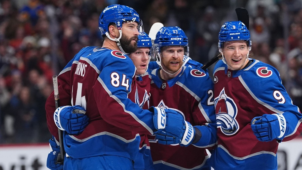Brent Burns (vľavo) sa teší z gólu so spoluhráčmi