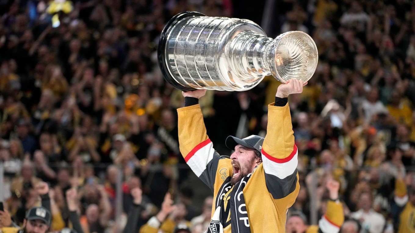 Kapitán tímu Mark Stone sa raduje zo zisku Stanley Cupu.