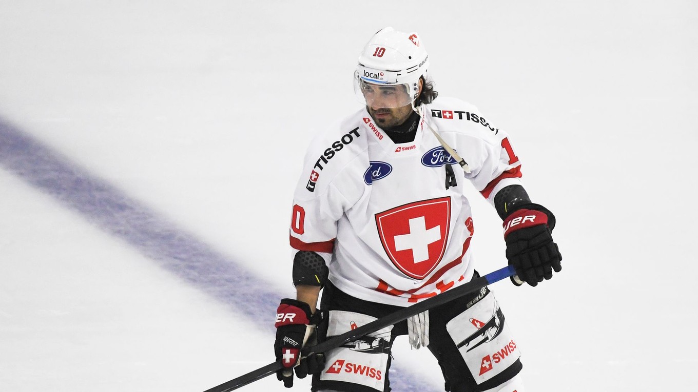 Švajčiarsky hokejista Andres Ambühl  počas prípravného zápasu Slovensko - Švajčiarsko.