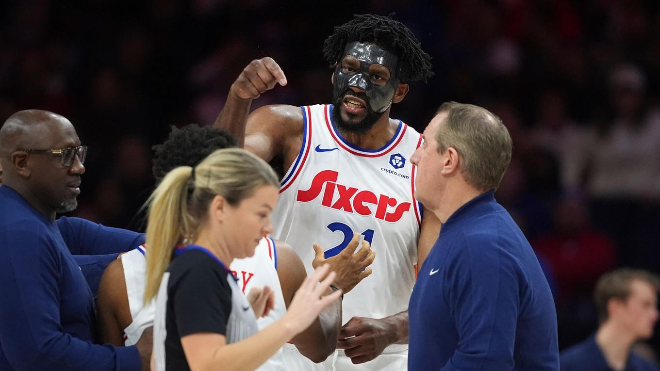 Joel Embiid konfrontuje rozhodkyňu.