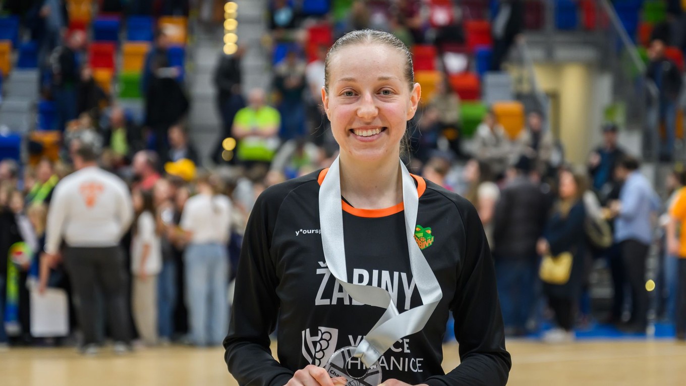 Nikola Dudášová (Brno) pózuje so striebornou medailou po treťom finálovom zápase play off českej ženskej basketbalovej ligy.