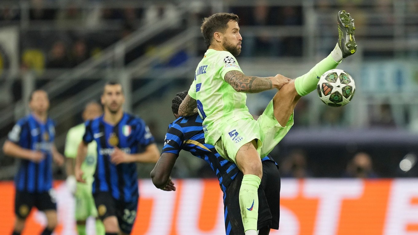 Obranca Barcelony Inigo Martinez v súboji s hráčom z Interu Miláno.