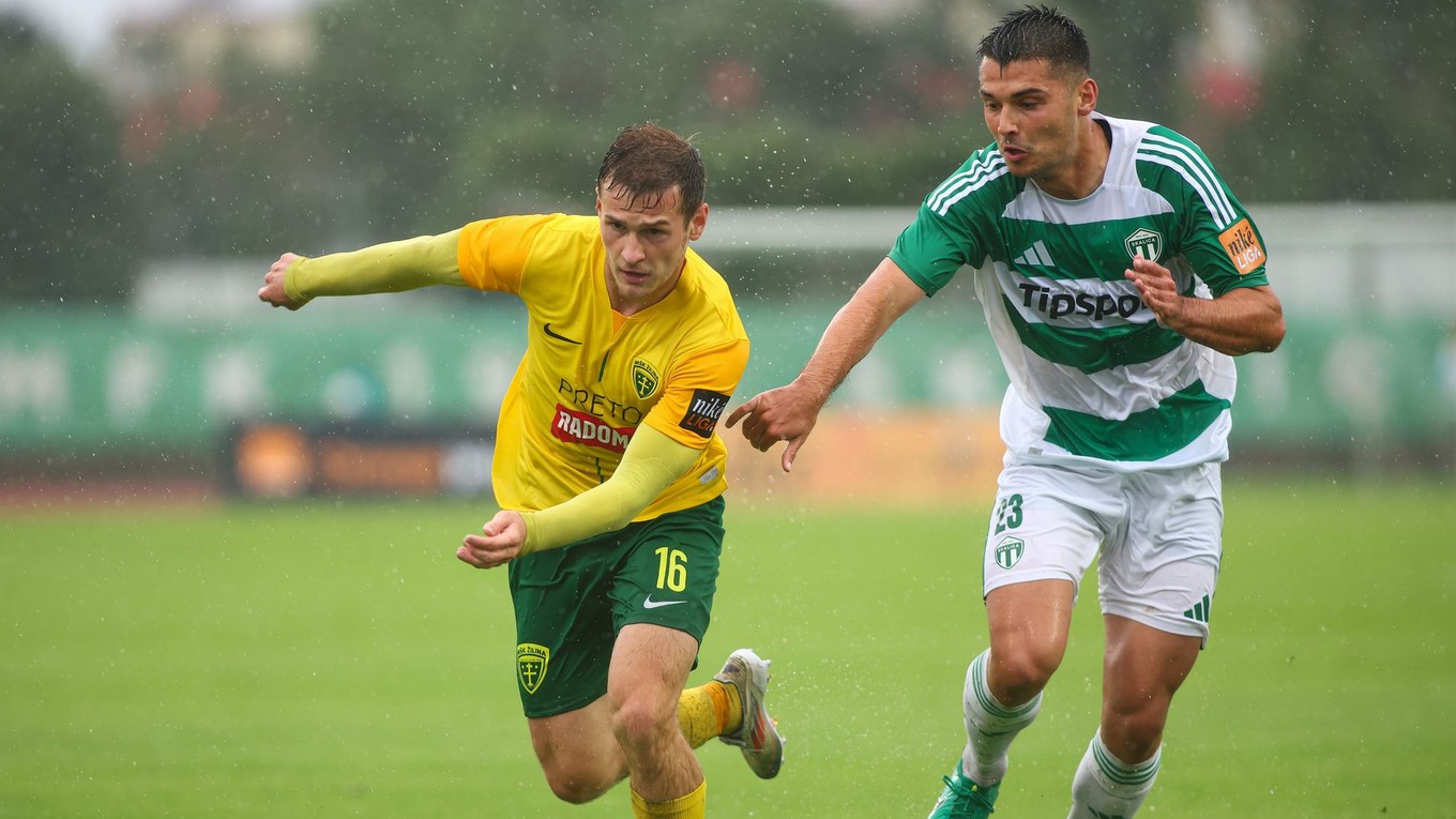 zľava Patrik Iľko (Žilina) a Mário Šuver (Skalica) bojujú o loptu