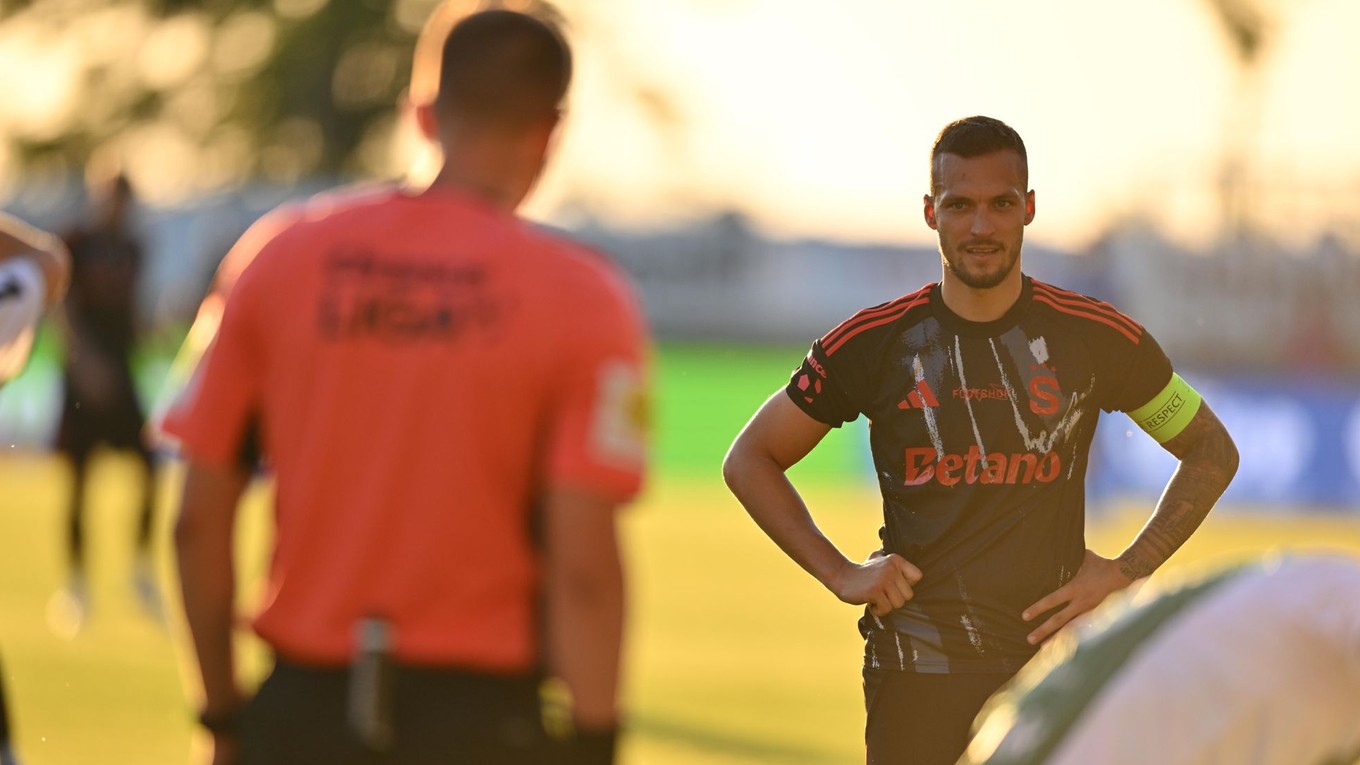 Lukáš Haraslín s kapitánskou páskou.