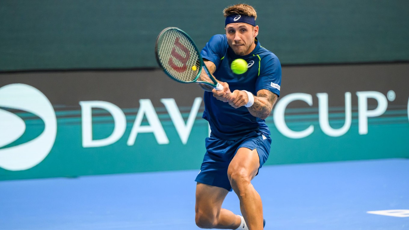 Alex Molčan odvracia úder Nicolásovi Mejiáovi z Kolumbie.