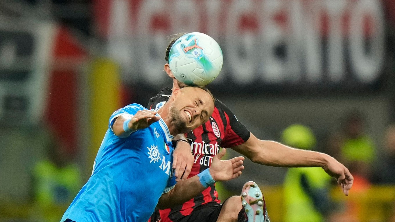 Stanislav Lobotka a Adrien Rabiot v súboji o loptu v zápase AC Miláno - Neapol.