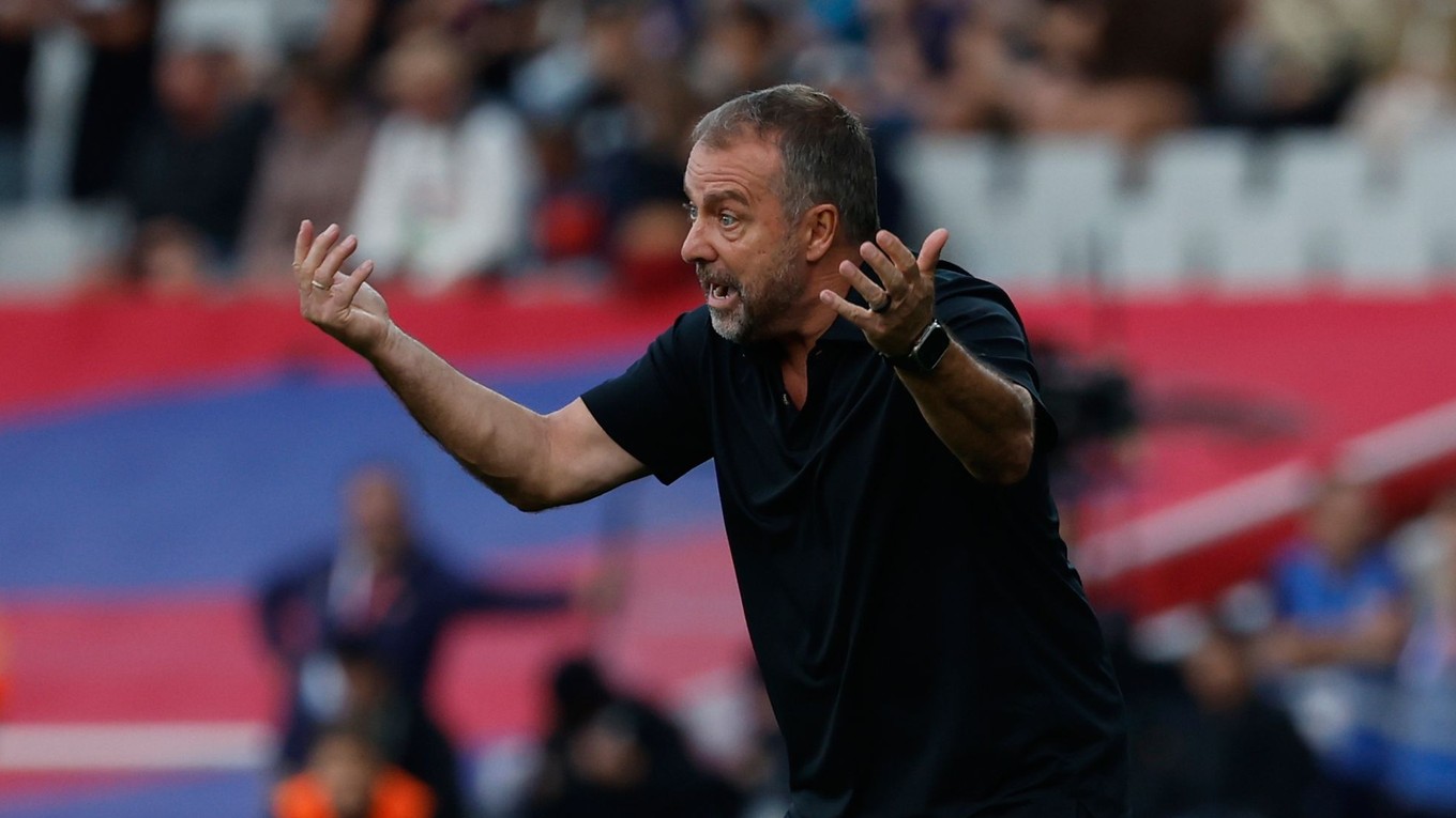 Na snímke je tréner FC Barcelona Hansi Flick.