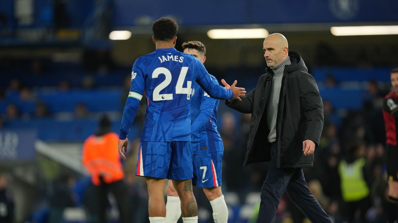 Tréner Enzo Maresca a kapitán Chelsea Reece James.