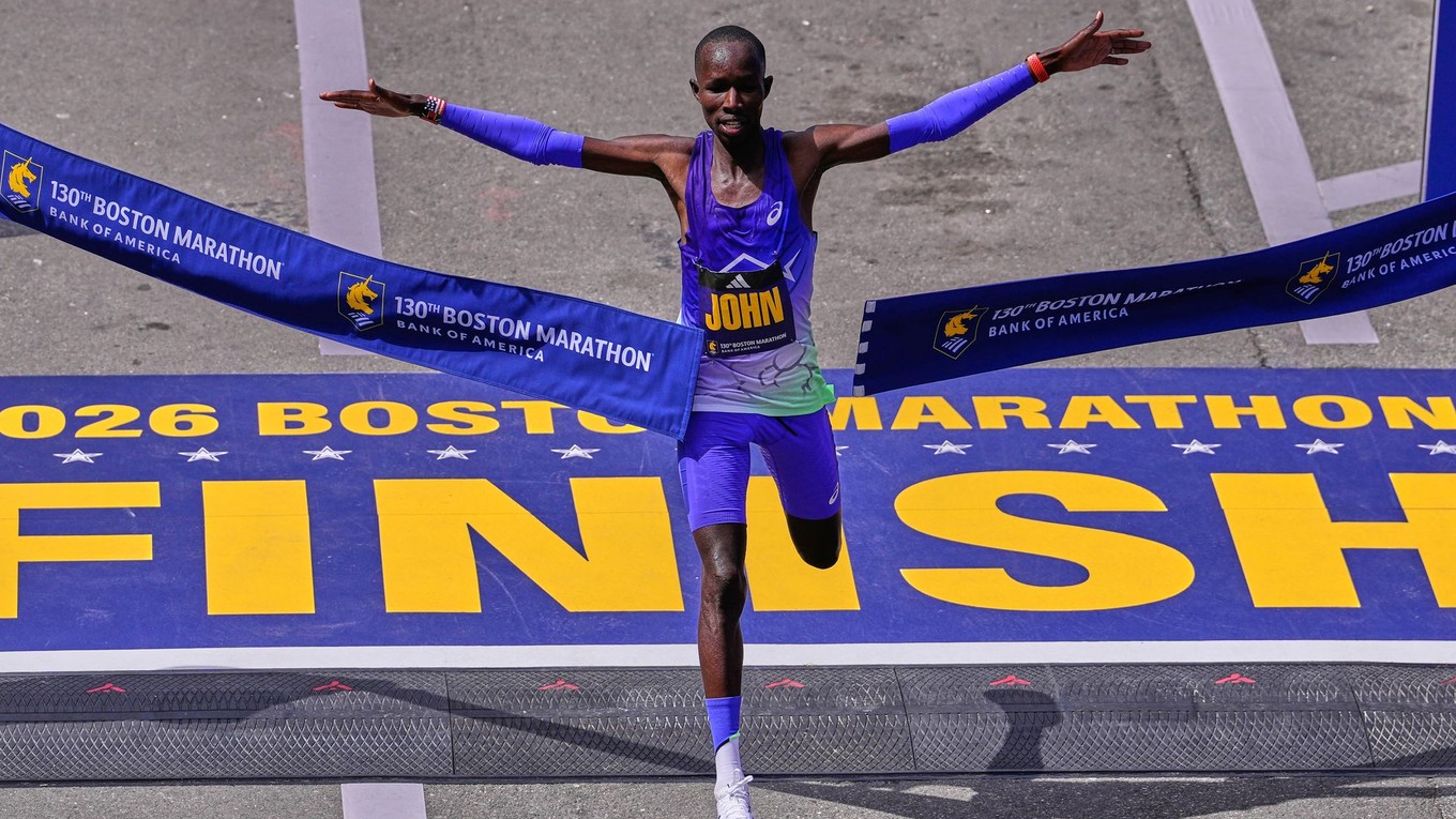 Obhajca prvenstva John Korir z Kene víťazí v kategórii mužov v maratóne v Bostone.