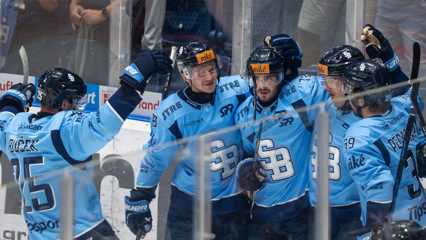 Na snímke hráči Slovana sa tešia z gólu počas zápasu 3. kola Tipsport ligy v hokeji medzi HC Slovan Bratislava a HC Košice.