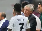 Tréner Realu Madrid Carlo Ancelotti udeľuje pokyny Viniciusovi Júniorovi.