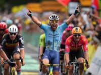Mark Cavendish oslavuje triumf v 5. etape Tour de France 2024.