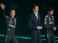 Šéf tímu Mercedes Toto Wolff a jazdci George Russell (vľavo) a Andrea Kimi Antonelli.