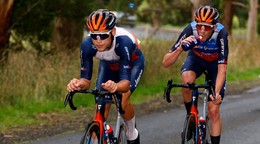 Austrálsky cyklista Chris Harper (vpravo) počas národného šampionátu.