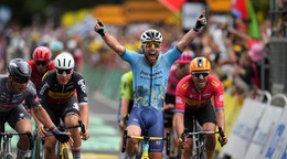 Mark Cavendish oslavuje triumf v 5. etape Tour de France 2024.