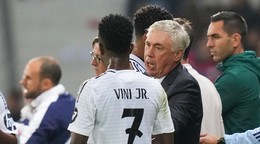 Tréner Realu Madrid Carlo Ancelotti udeľuje pokyny Viniciusovi Júniorovi.