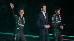 Šéf tímu Mercedes Toto Wolff a jazdci George Russell (vľavo) a Andrea Kimi Antonelli.