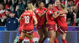 Futbalistky Švajčiarska oslavujú gól do siete Islandu.