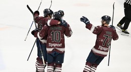 Hokejisti Slovana Bratislava oslavujú gól.