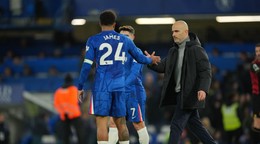 Tréner Enzo Maresca a kapitán Chelsea Reece James.