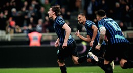 Futbalisti Interu Miláno oslavujú gól.