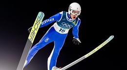 Slovenský skokan na lyžiach Hektor Kapustík počas súťaže na strednom mostíku na ZOH.