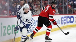 Hráč Toronto Maple Leafs Matias Maccelli a Šimon Nemec z New Jersey Devils.