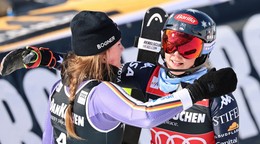 Mikaela Shiffrinová (vpravo) s Emmou Aicherovou.