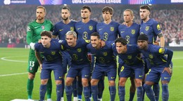 Na snímke základná jedenástka hráčov Atlética Madrid pózuje pred odvetou semifinále Ligy majstrov FC Arsenal - Atlético.