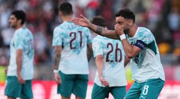 Bruno Fernandes oslavuje gól do siete Čile.