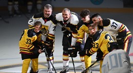 Zľava Ray Bourque, Zdeno Chára a Patrice Bergeron počas čestného buly rozlúčkového zápasu.