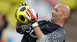 Brankár Fabien Barthez v charitatívnom zápase.